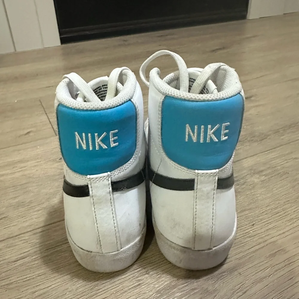 Nike Blazer mid ‘77 White and Black Sneakers with Blue Accent boys youth size 5